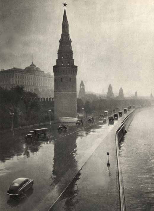 В дождливый день на Кремлевской набережной