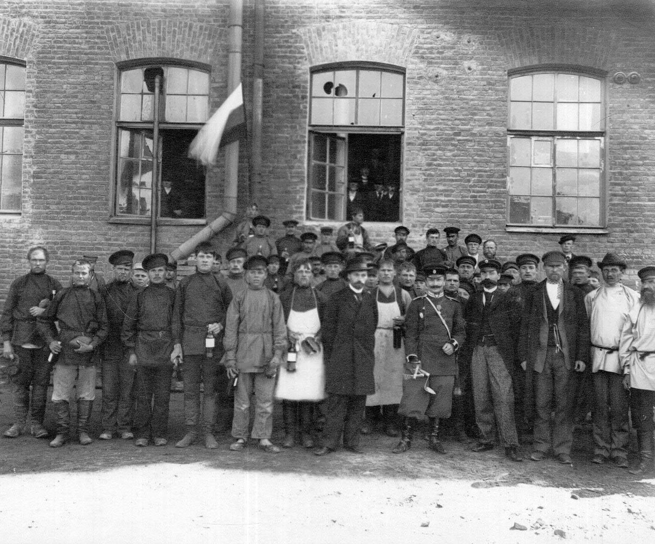 05. Группа рабочих, получивших от акционерного общества по бутылке водки в честь закладки завода.  25 мая 1899