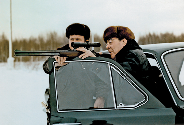 Л.И. Брежнев пристреливает новый штуцер. Фото В. Мусаэльяна