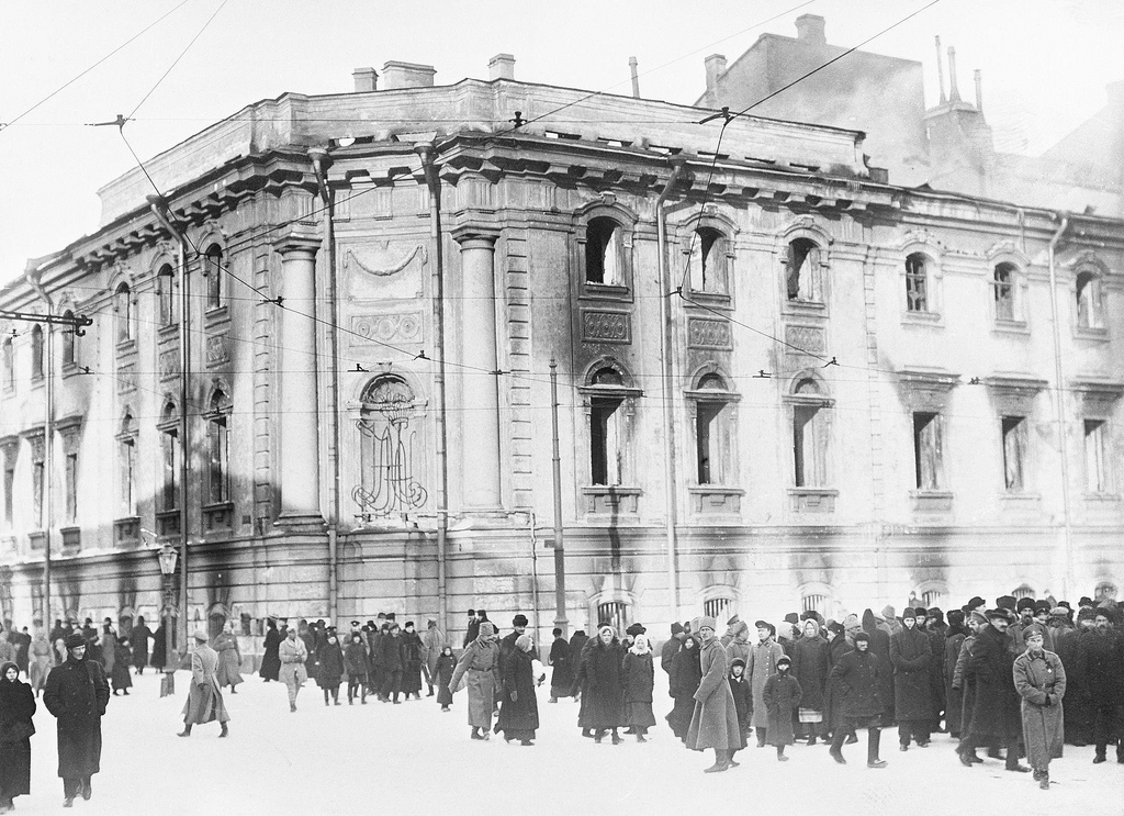 Сгоревшее здание Окружного суда в Петрограде